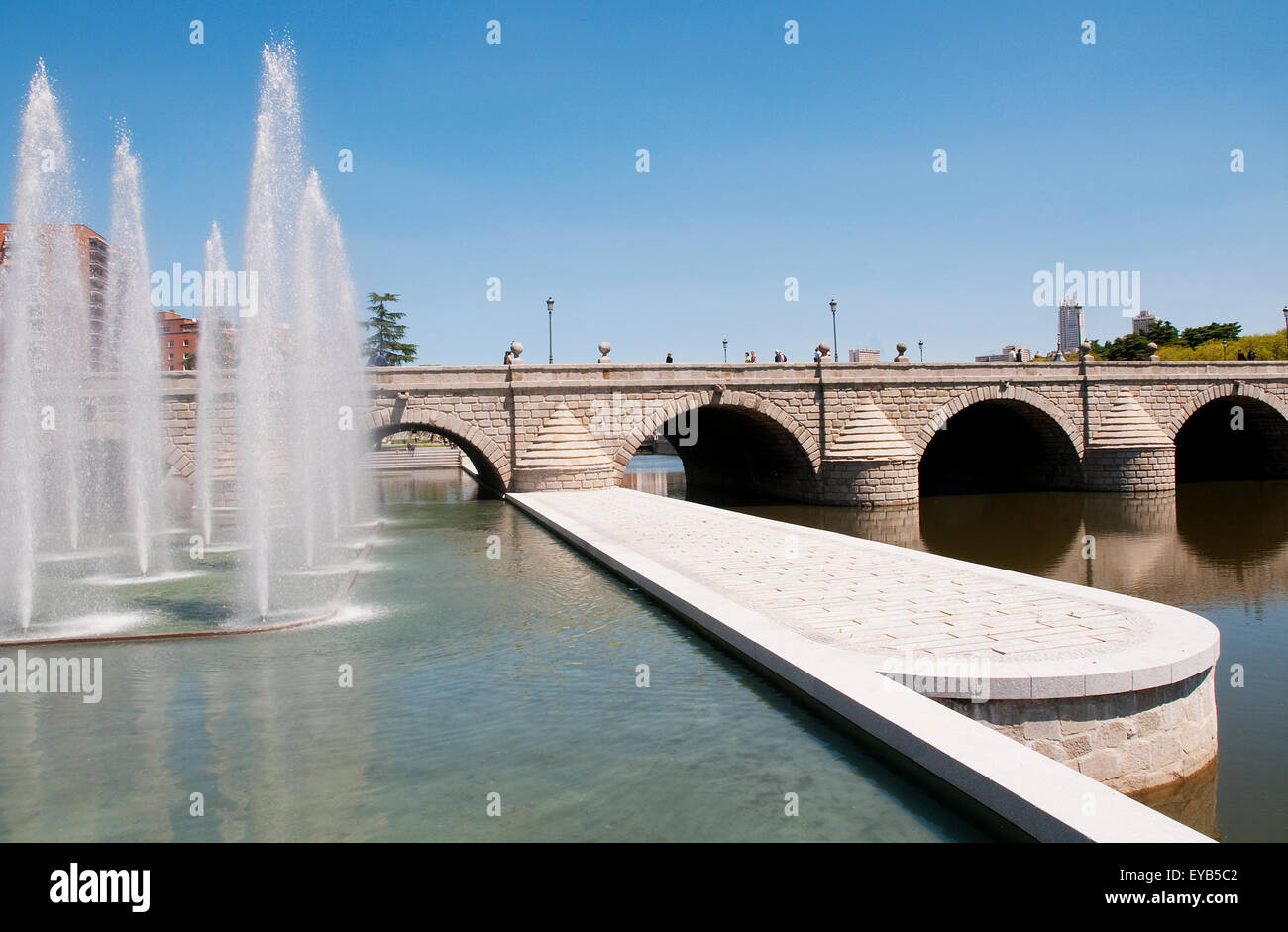 Segovia Brücke und Fluss Manzanares. Madrid-Rio Park, Madrid, Spanien. Stockfoto