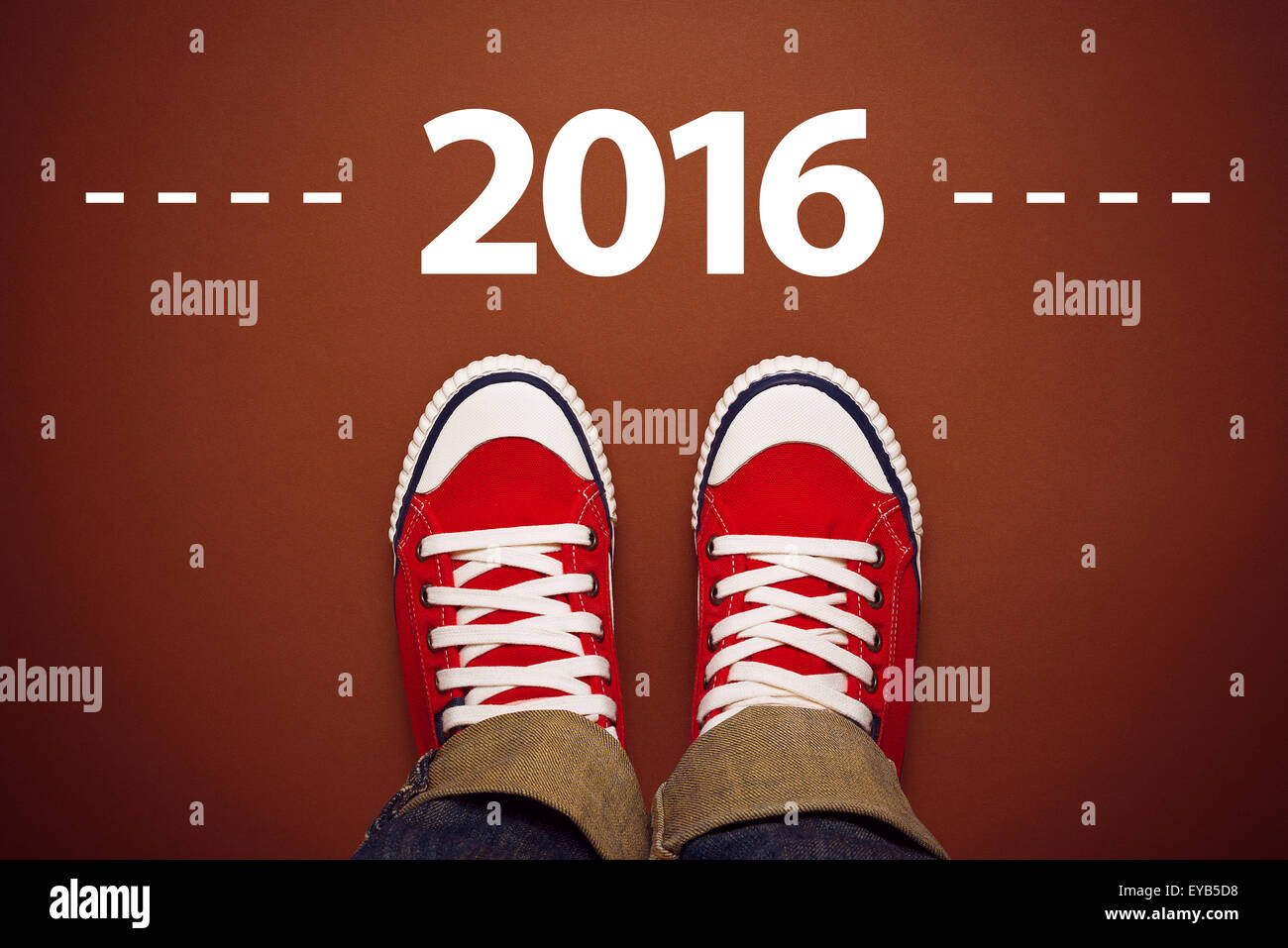 Frohes neues Jahr 2016 mit Person trägt rote Turnschuhe von oben, Ansicht von oben Stockfoto