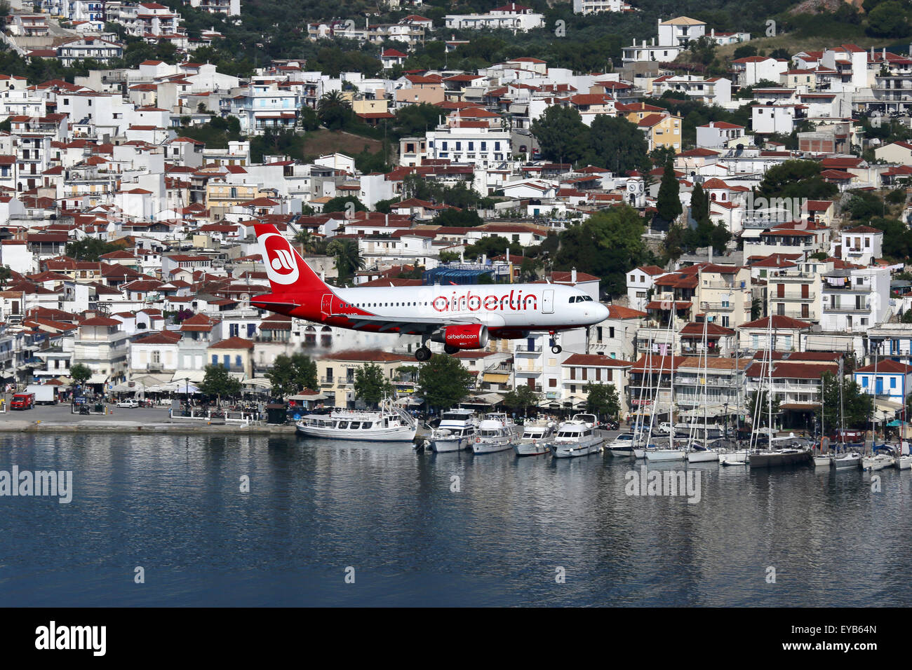Skiathos, Griechenland - 28. Juni 2015: An Air Berlin Airbus A319 mit Registrierung OE-LND nahenden Skiathos Flughafen (JSI). Luft Stockfoto