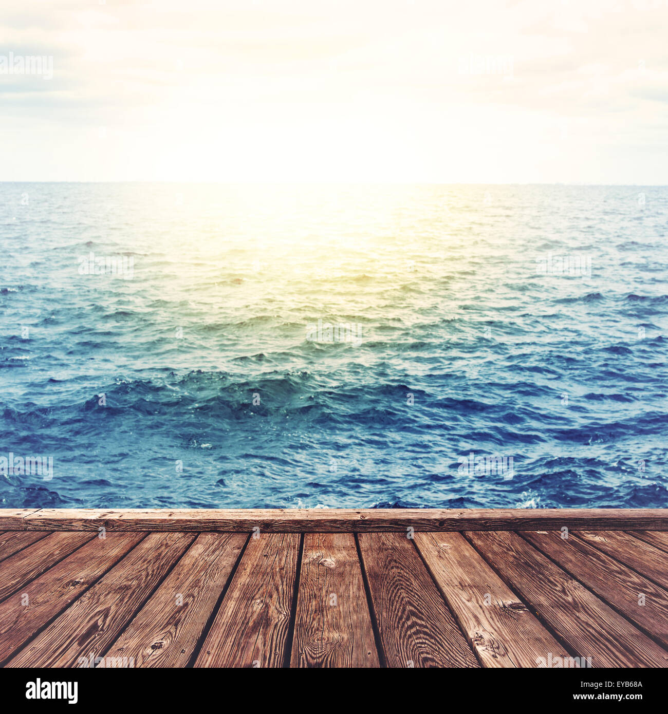 Hölzernen Ozean Pier an stürmischen Tag, Wellen plantschen, Hintergrund für Objektplatzierung Stockfoto