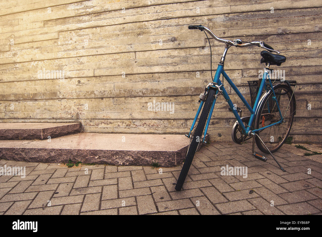 Klassische Vintage blau Fahrrad auf der Straße, Retro getönten Bild Stockfoto