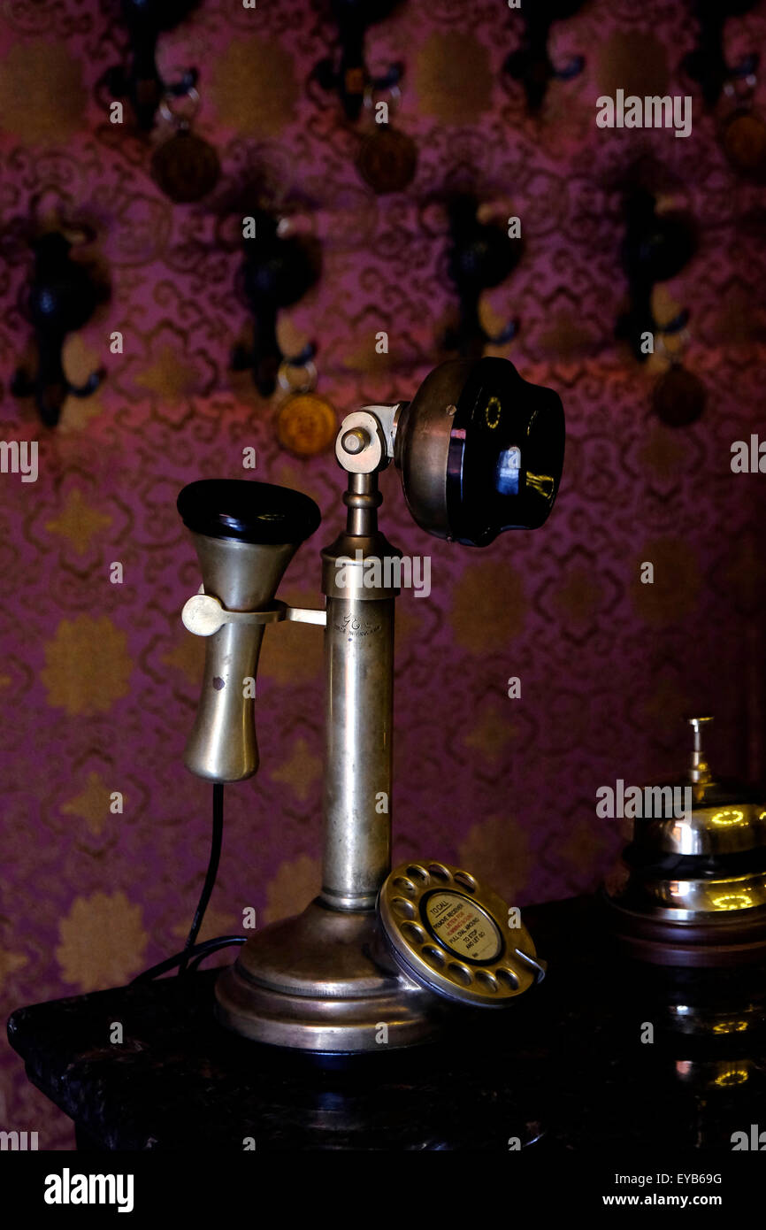 Eine alte Kerze Telefon, die aus den späten 1890er Jahren in den 1940er-Jahren üblich war. auch bezeichnet oft als ein Tischständer, eine aufrechte oder ein Stick-Telefon. Stockfoto
