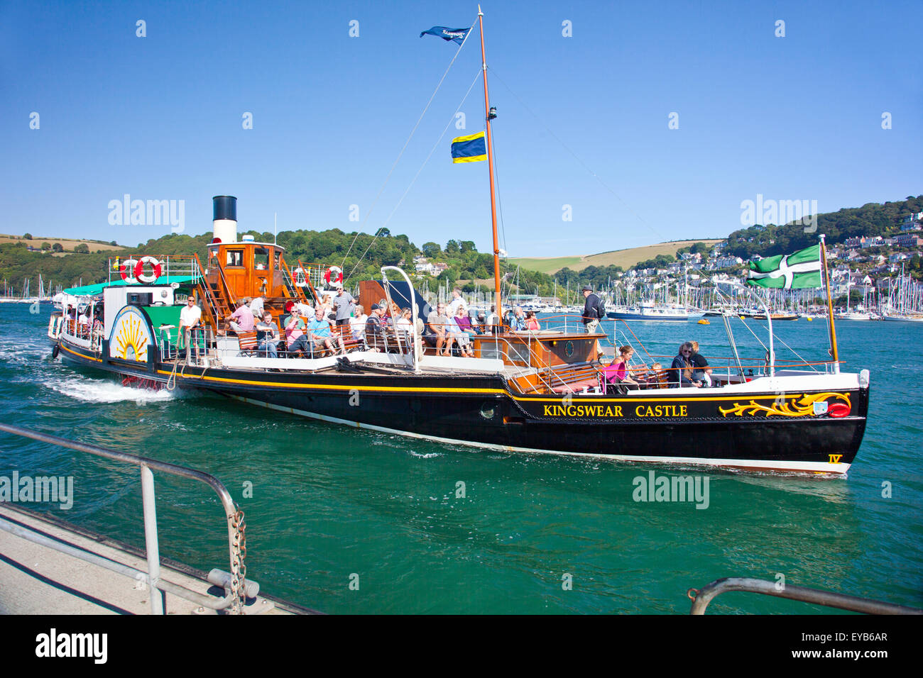 Die restaurierten Raddampfer "Kingswear Castle" nähert sich Dartmouth am Fluss Dart, Devon, England, UK Stockfoto