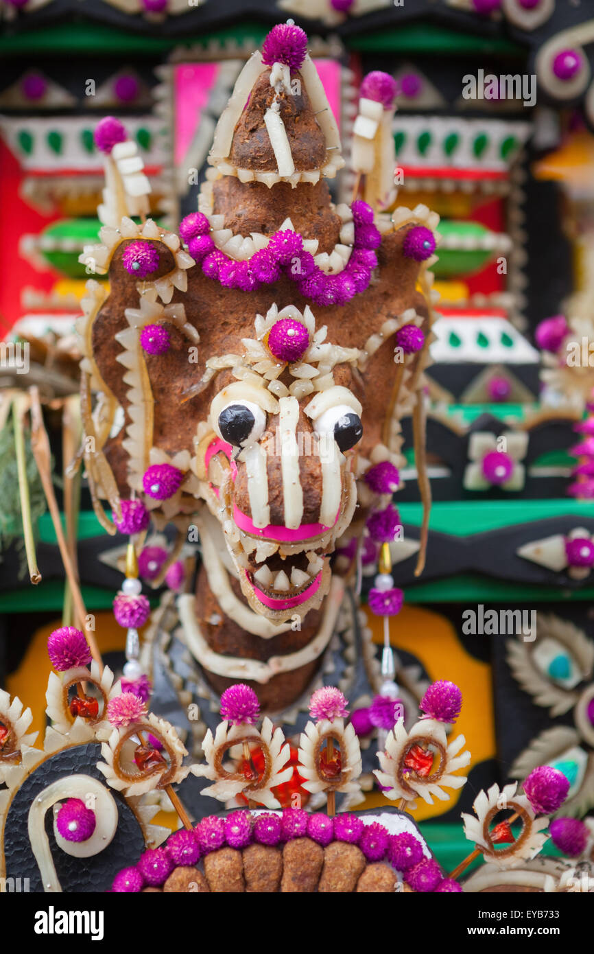 Eine Pferdefigur, eine traditionelle, skulpturale Kunst aus Reismehl als Opfergabe für spirituelle Zeremonien in Bedugul, Tabanan, Bali, Indonesien. Stockfoto