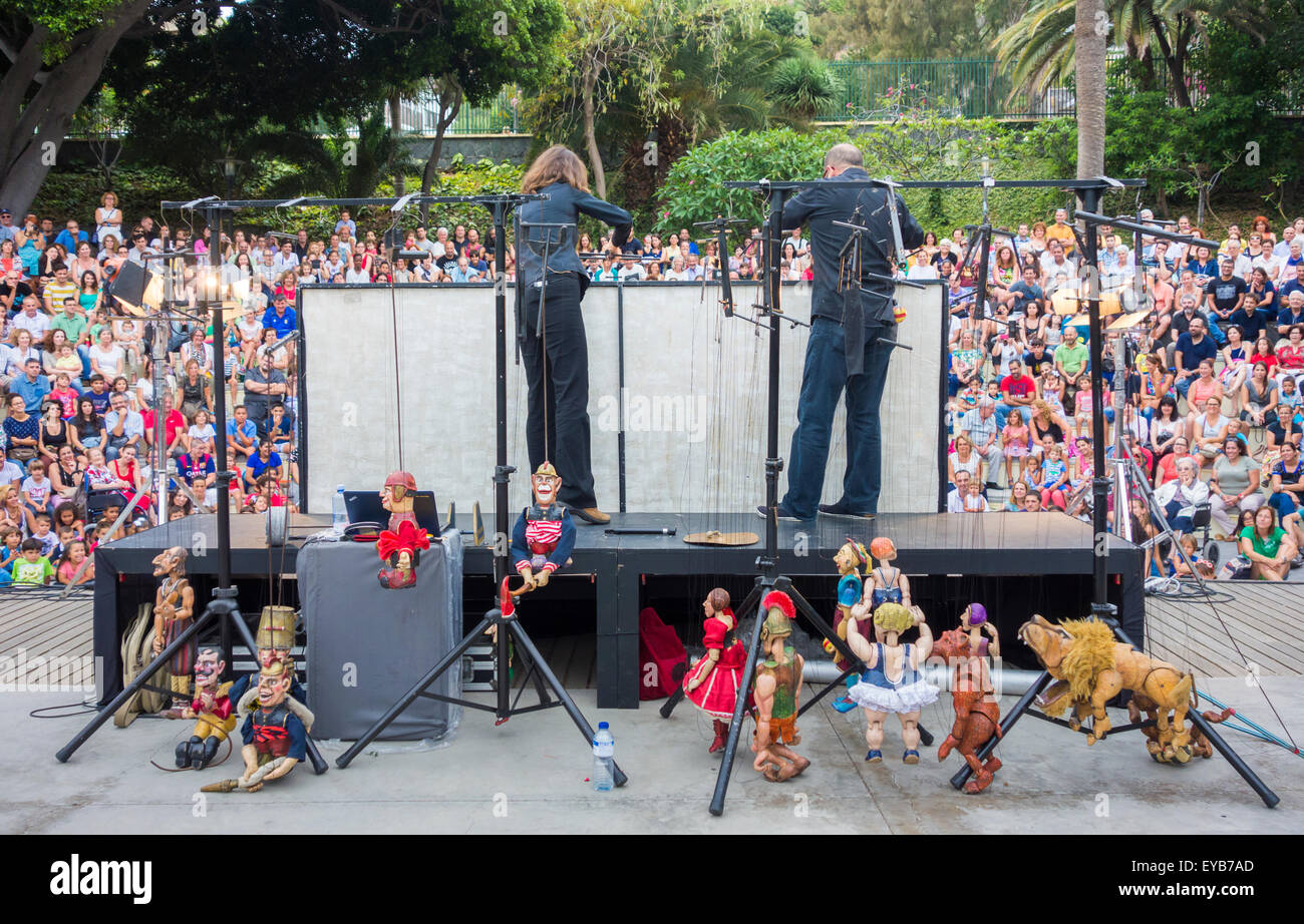 Las Palmas, Gran Canaria, Kanarische Inseln, Spanien. 25. Juli 2015. Puppenspieler aus der Holzpuppe Karromato Zirkus aus der Tschechischen Republik im Freien im Park in Las Palmas durchführen, während das Festival für Theater, Musik und Tanz. Bildnachweis: ALANDAWSONPHOTOGRAPHY/Alamy Live-Nachrichten Stockfoto