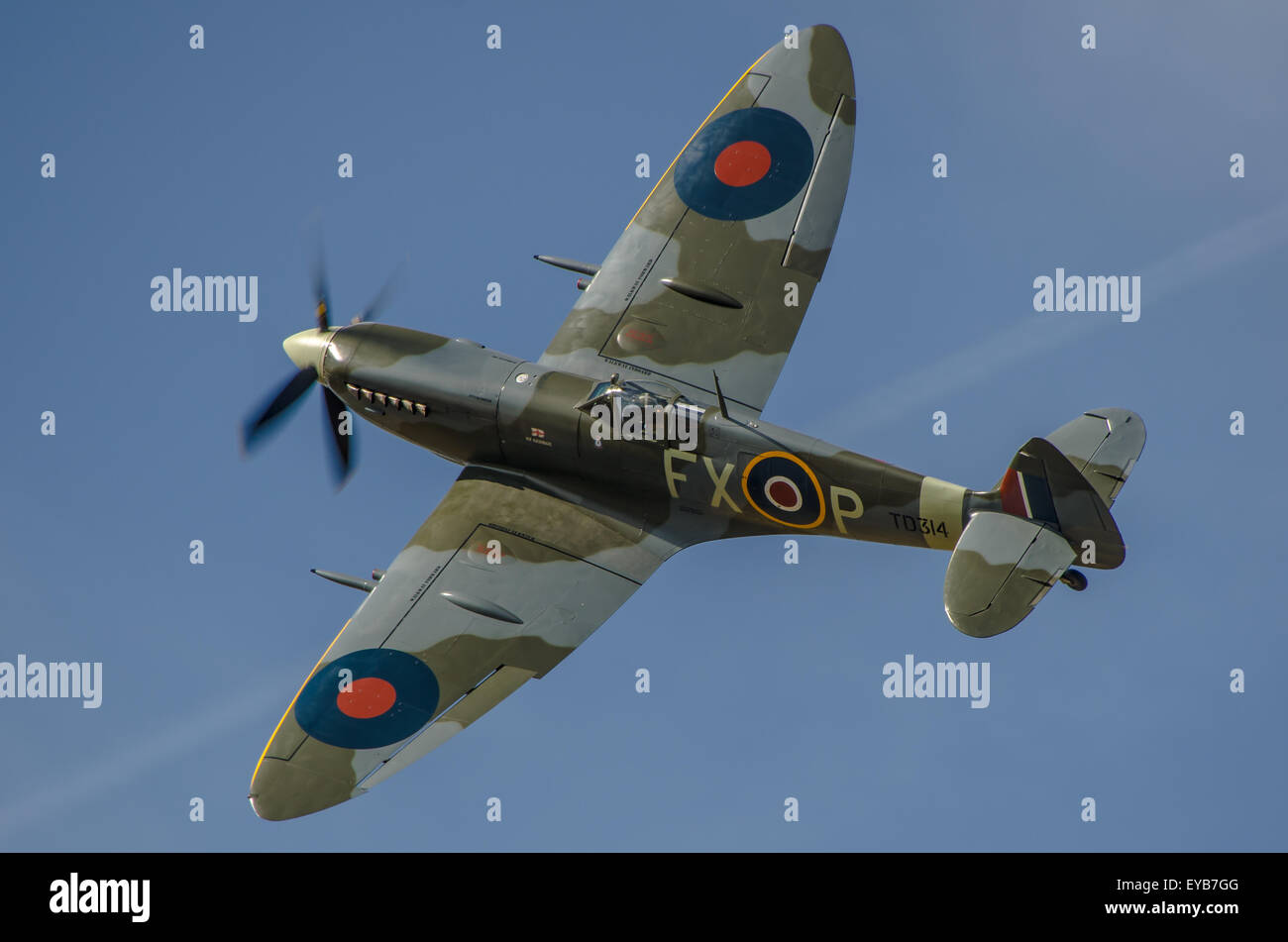 Spitfire TD314 ist ein Mark IX Supermarine Spitfire Flugzeug, das von Aero Legends aus Headcorn, Kent, betrieben wird. Fliegen im blauen Himmel Stockfoto