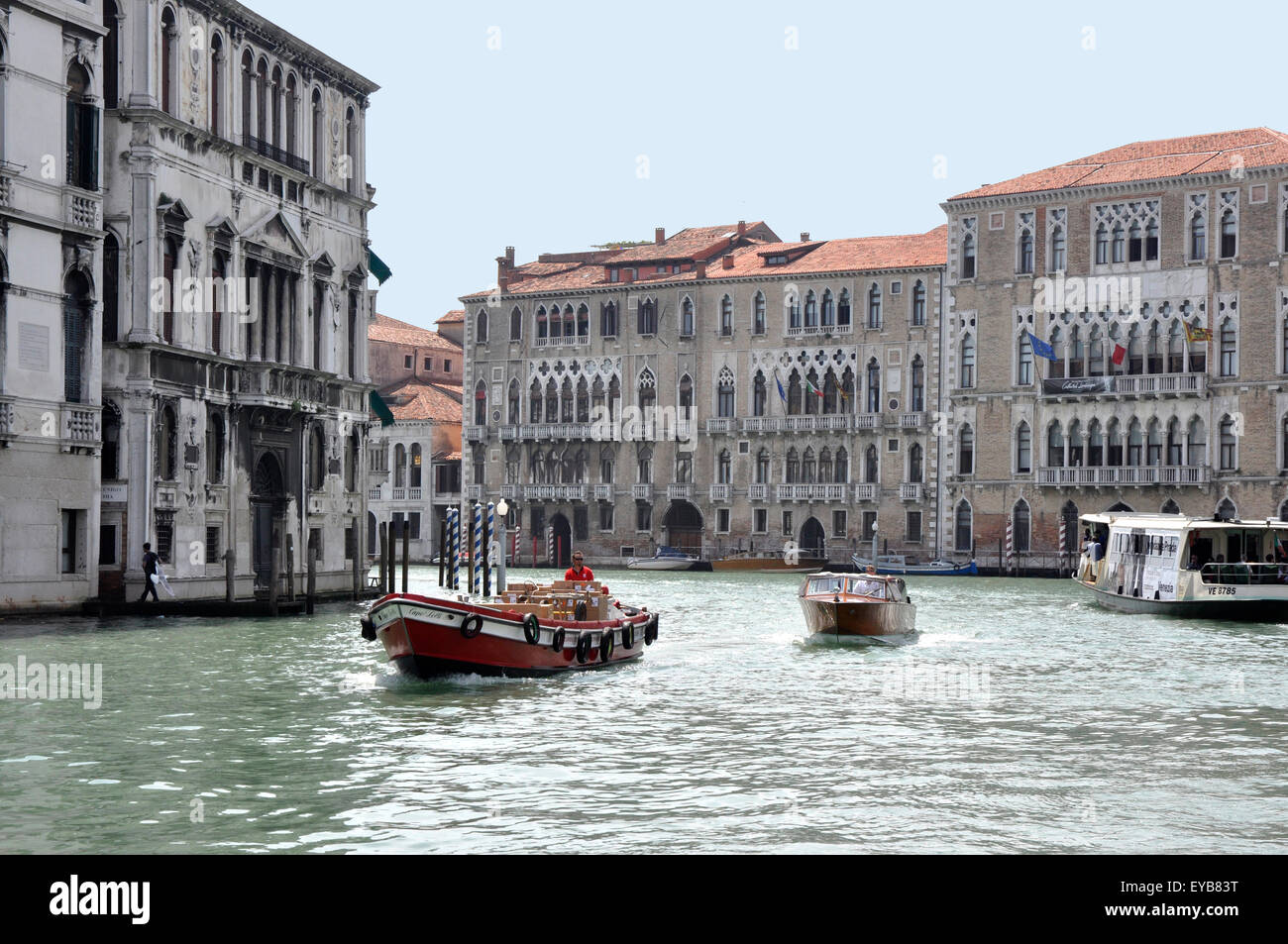 Italien - Venedig - auf den Canale Grande - sonnigen Boote + Fähren - Seeverkehr zwischen den eleganten Fassaden der venezianischen Palästen einmal Stockfoto