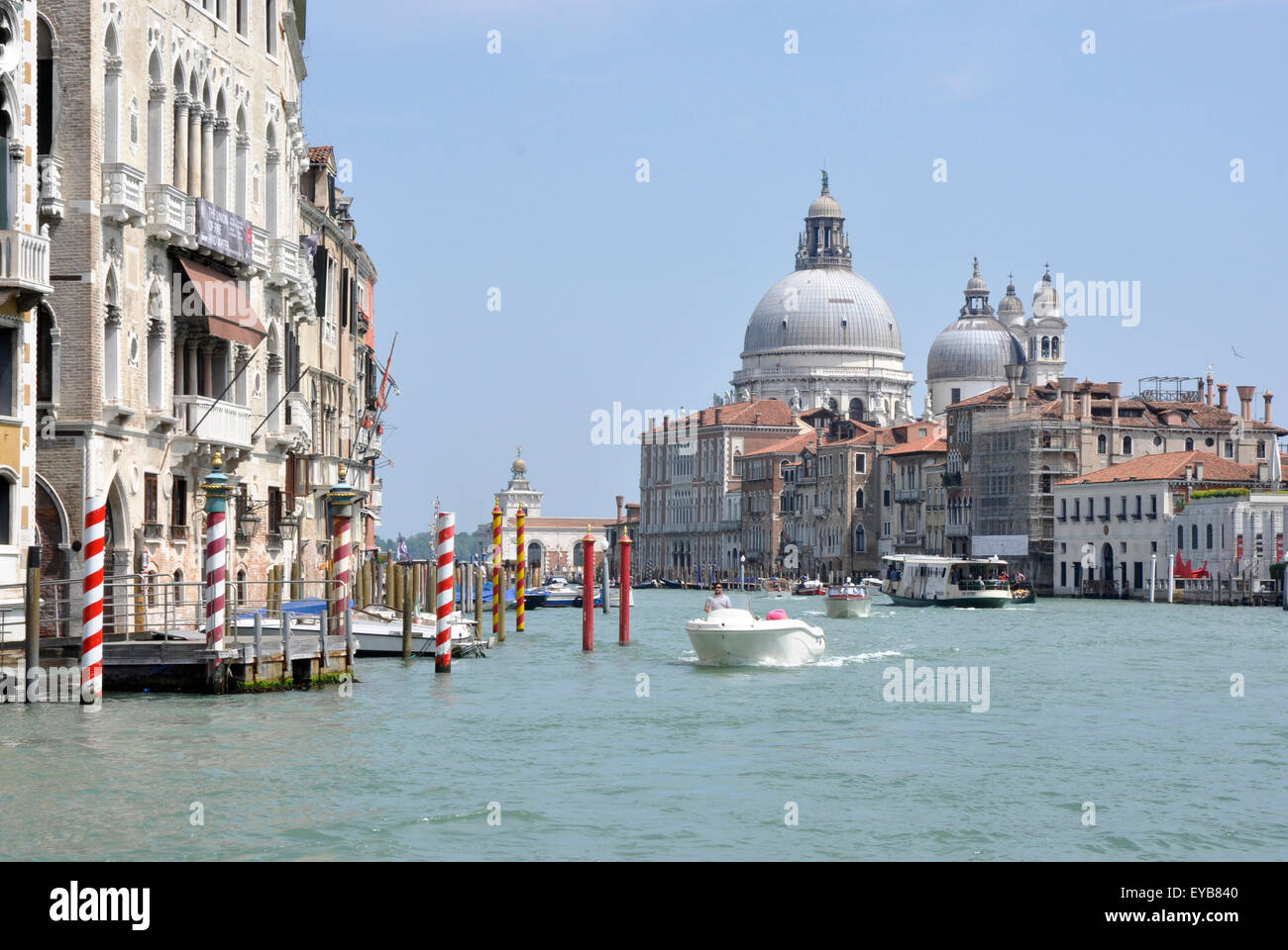 Italien - Venedig - Canale Grande - San Marco Region - Blick Richtung S Maria Della Salute - brillante Sonnenlicht - blauer Himmel Stockfoto