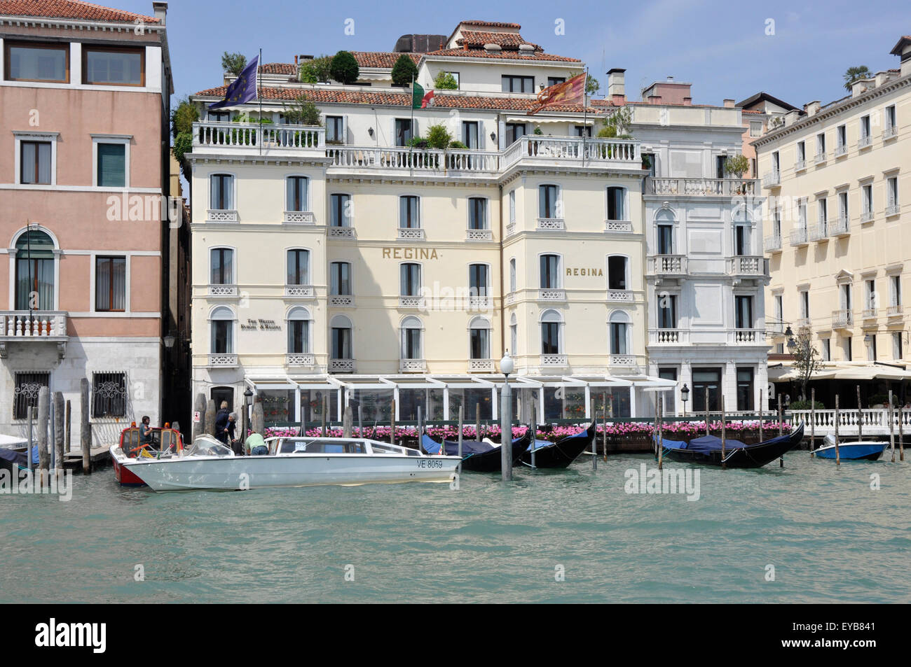 Italien - Venedig - auf dem Canale Grande - Luxus-Hotel San Marco Region-Regina - elegante Fassade - Balkon - Blume zeigt Stockfoto