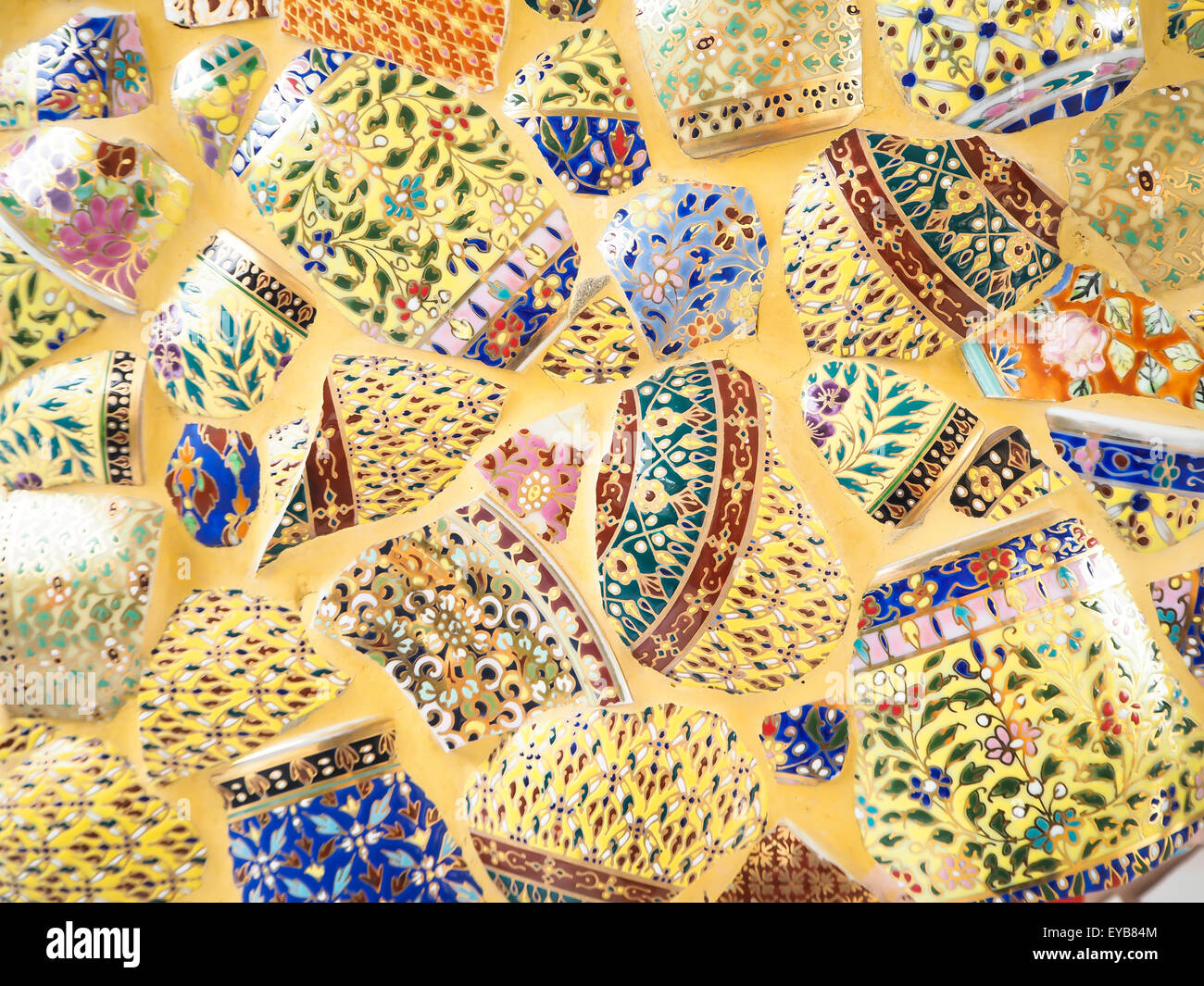 Gebrochene Keramik "Sangkhalok" Wand-Deko-Idee Stockfoto