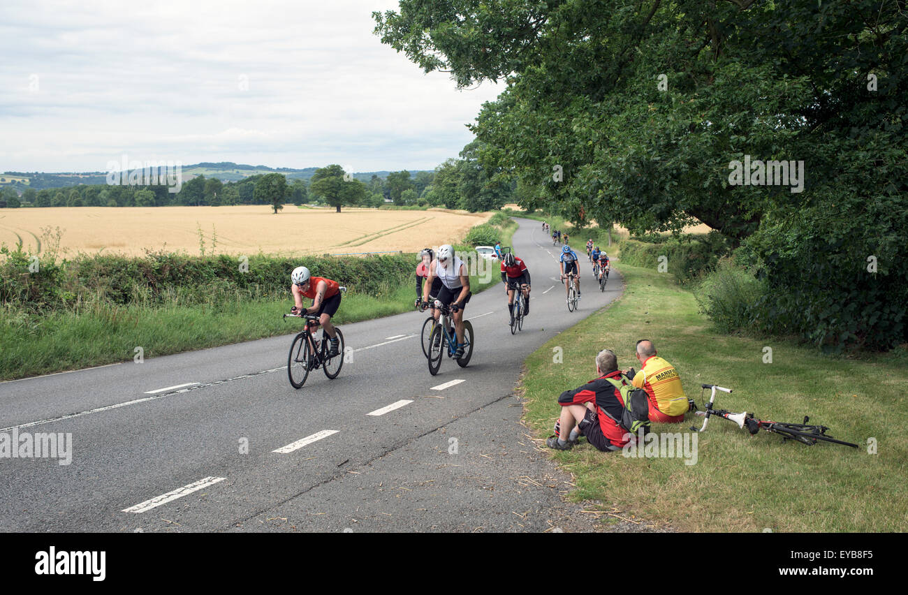 Nottinghamshire, UK. 26. Juli 2015. Radfahrer Teilnahme an der Outlaw-Triathlon auf der Stufe 50-55 Meile von einer 112 Meile Radrennen Teil des Triathlons, Athleten bereits 2,4 Meilen Schwimmen mit bedeckt eine 26,2 Meile laufen, um das Ereignis bei Holme Pierrpont zu beenden. Bildnachweis: IFIMAGE/Alamy Live-Nachrichten Stockfoto