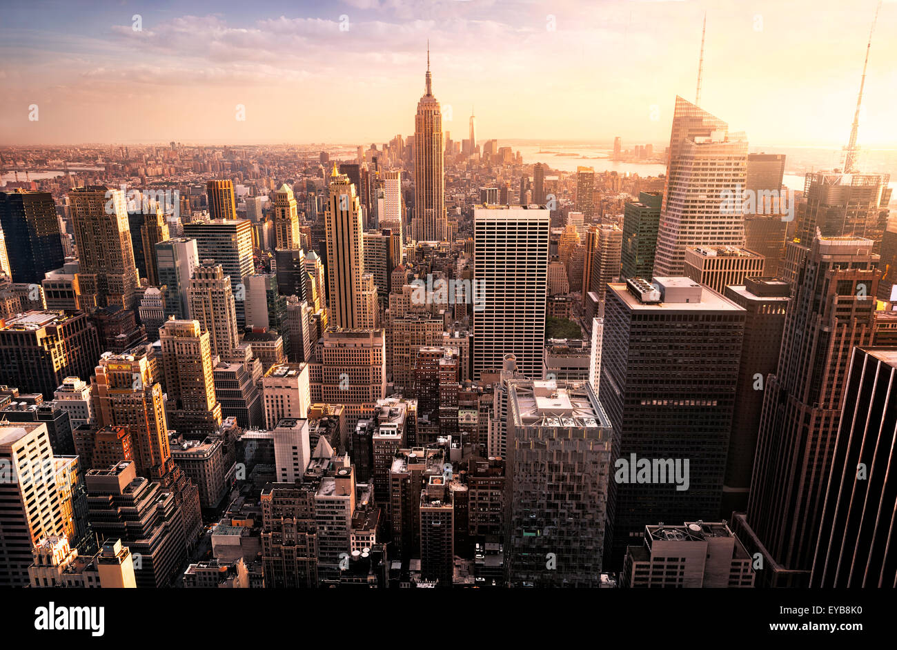 New Yorker Skyline mit urbanen Wolkenkratzer bei Sonnenuntergang, USA. Stockfoto