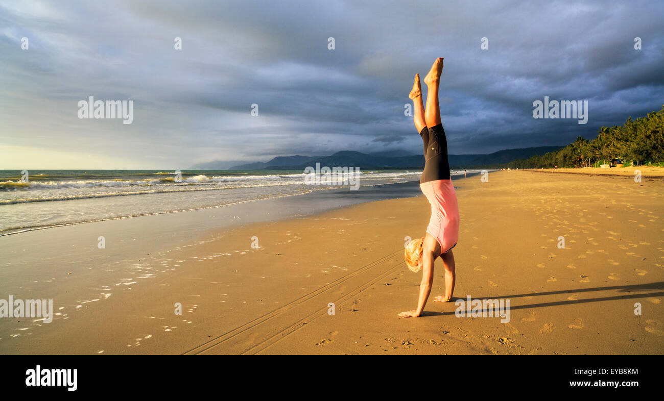 Junge Frau Macht Handstand Fotos Und Bildmaterial In Hoher Auflösung Alamy 