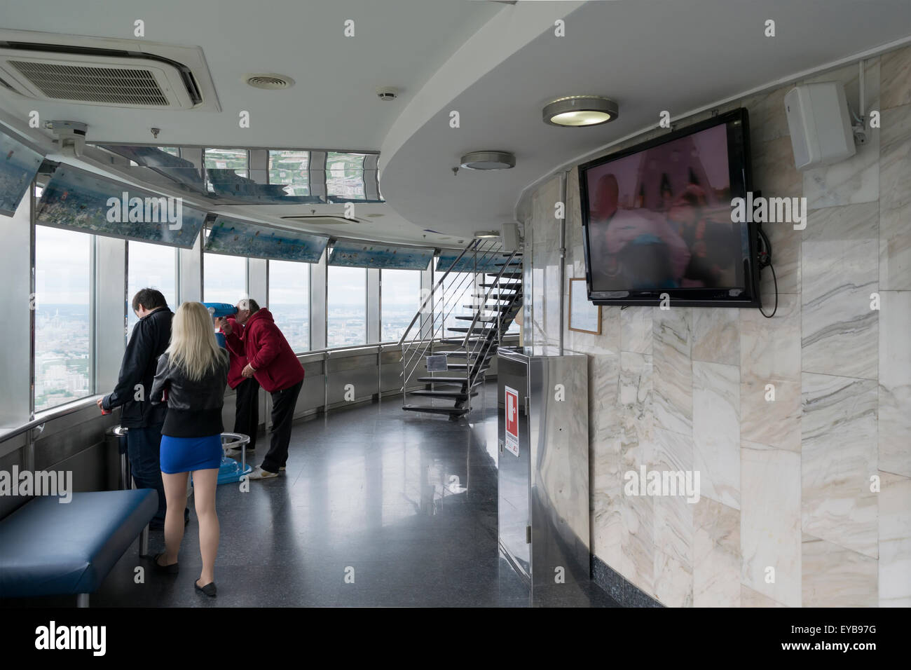 Menschen auf der Aussichtsplattform des Fernsehturms Ostankino Stockfoto