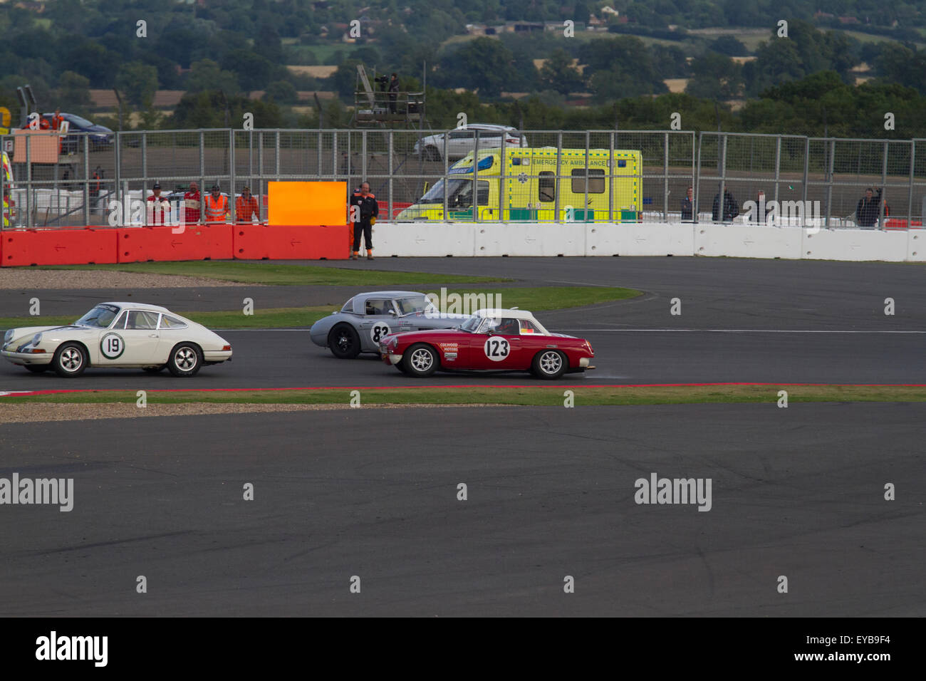 Silverstone im Vereinigten Königreich. 25. Juli 2015. Autos drehen während der Pre-1966 Classic GT Autos Rennen in Silverstone Classic 2015 den Welten größten klassischen Motorsport-Festival. Bildnachweis: Keith Larby/Alamy Live-Nachrichten Stockfoto