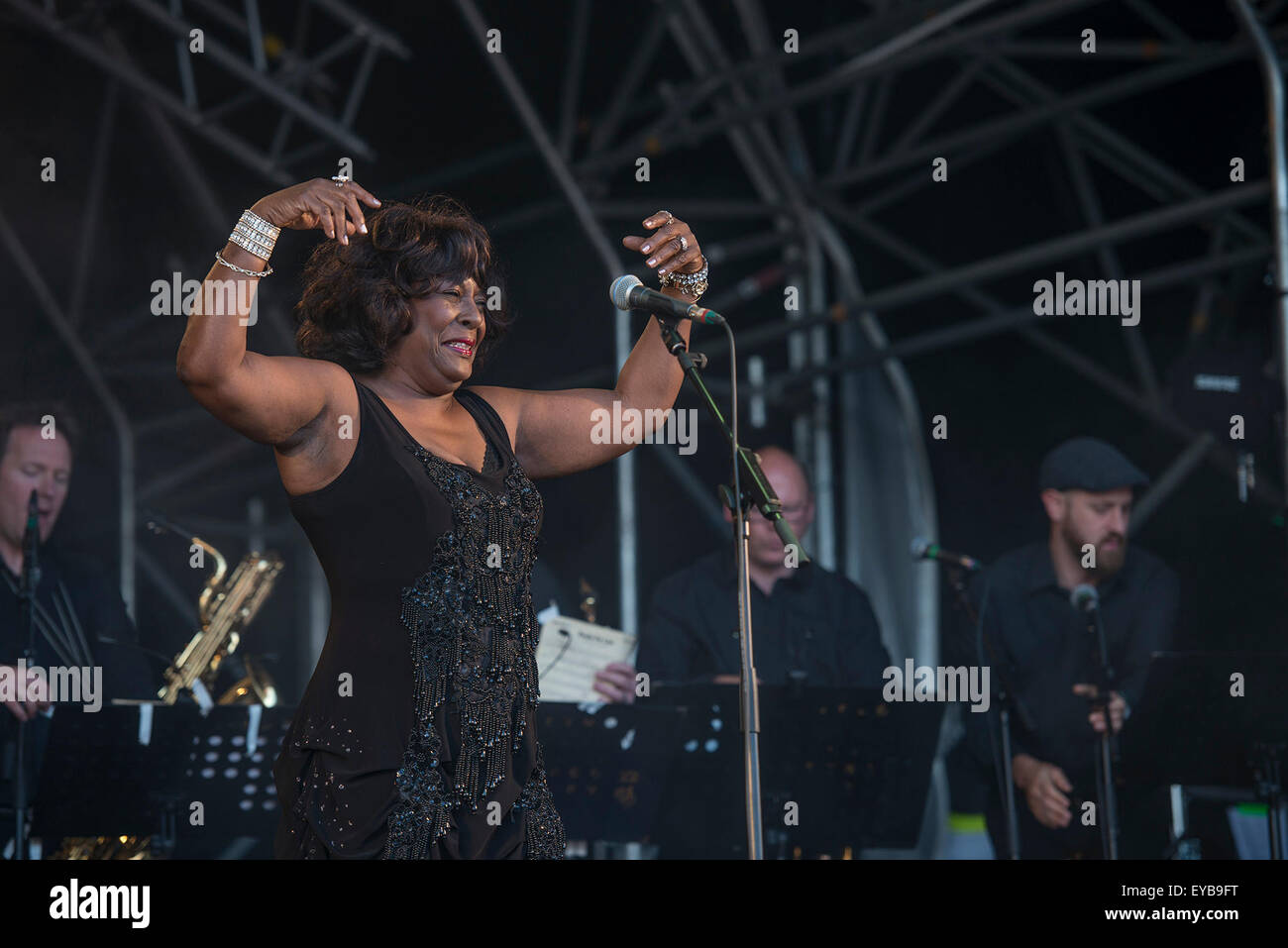 Sheffield, UK. 25. Juli 2015.  Martha Reeves &amp; The Vandellas durchführen live auf der Hauptbühne am Sheffield Straßenbahnlinien Festival. Bildnachweis: Gary Mather/Alamy Live-Nachrichten Stockfoto