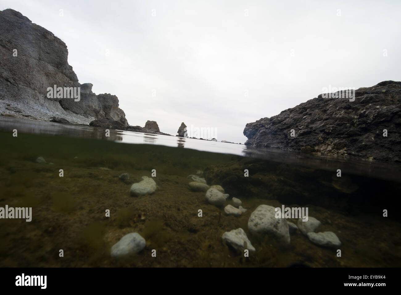 Stack oder Seastack – eine geologische Landform, bestehend aus einer steilen und oft vertikale Spalte oder Spalten der Felsen durch Erosion gebildet Stockfoto