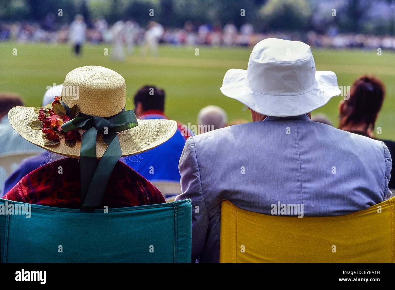 Ältere Menschen cricket Zuschauern ein Spiel im Horntye Park, Hastings. East Sussex. England. UK Stockfoto