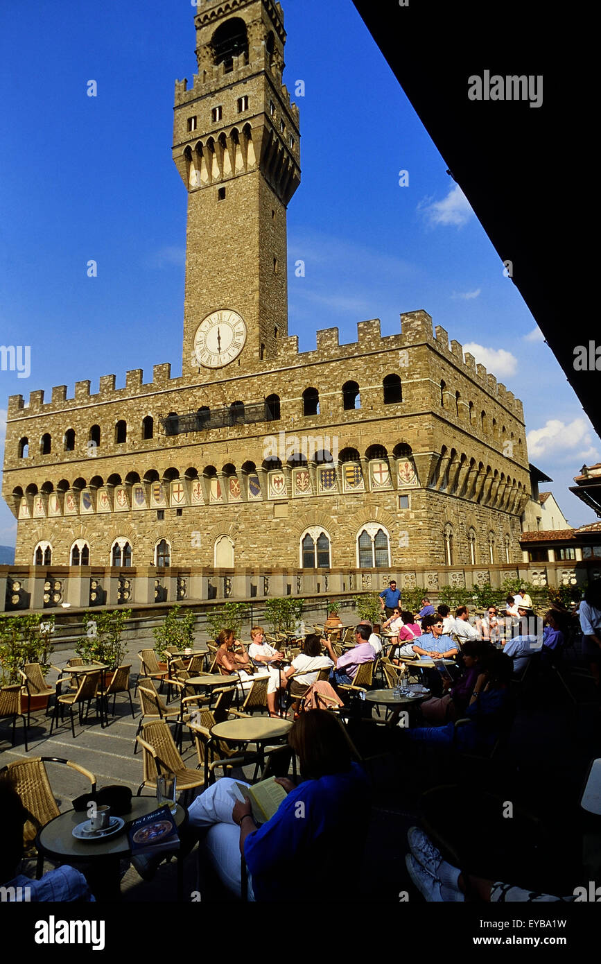 Der Palazzo Vecchio von den Uffizien Cafeteria Terrasse, Florenz gesehen. Italien, Europa Stockfoto