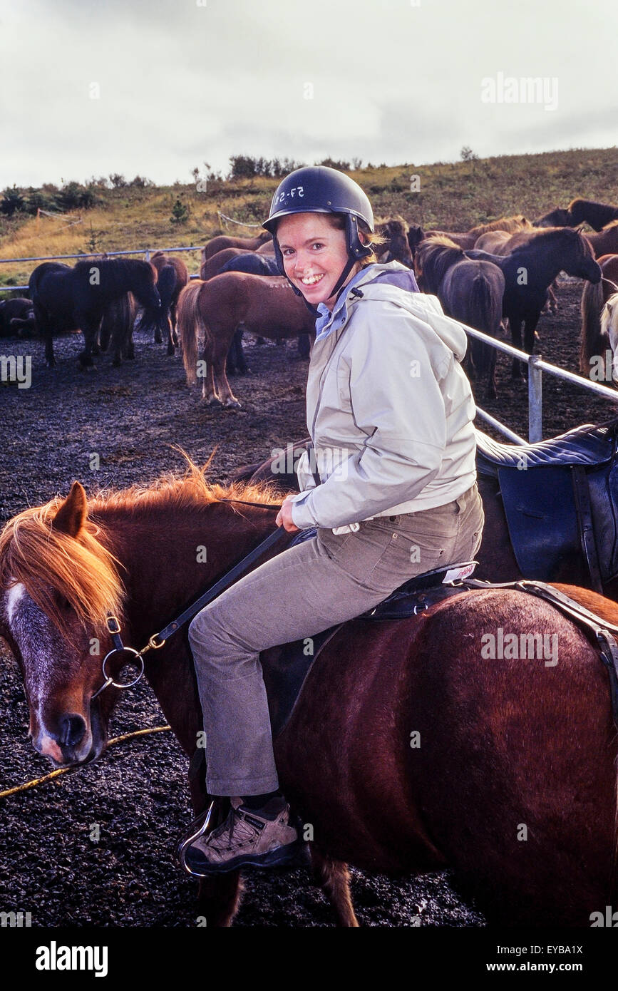 Eine junge Frau auf Pferd wartet auf einem Islandpferd Tour aufzubrechen. Island Stockfoto
