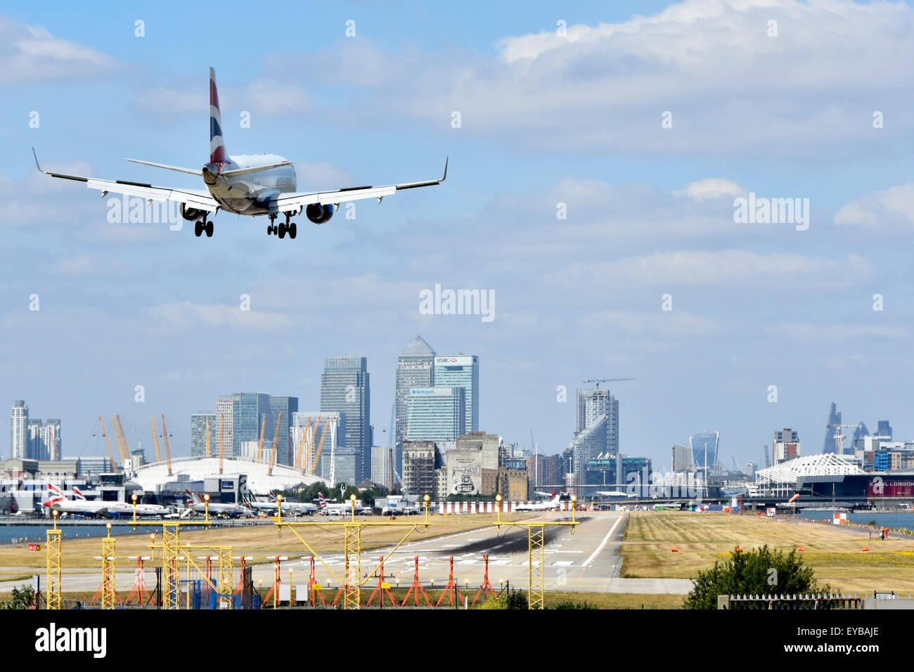 British Airways Flugzeug Landung Flughafen London City Newham mit O2 Arena & Canary Wharf in London Docklands skyline Jenseits in Tower Hamlets England Großbritannien Stockfoto