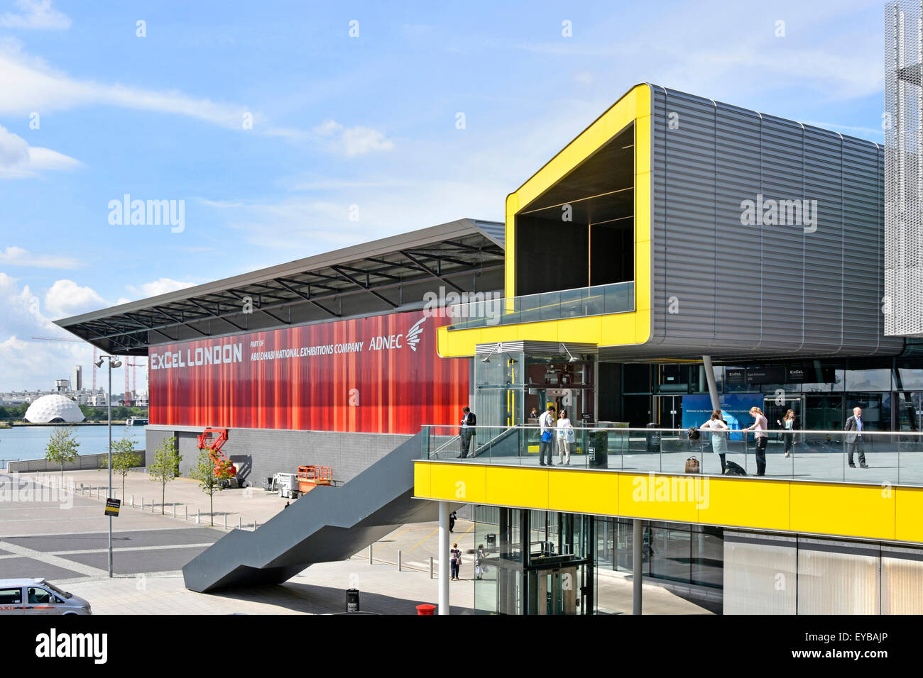 London Docklands östlichen öffentliche Eingangsbereiche zum London Excel Ausstellungszentrum und dem International Convention Centre London England Großbritannien Stockfoto