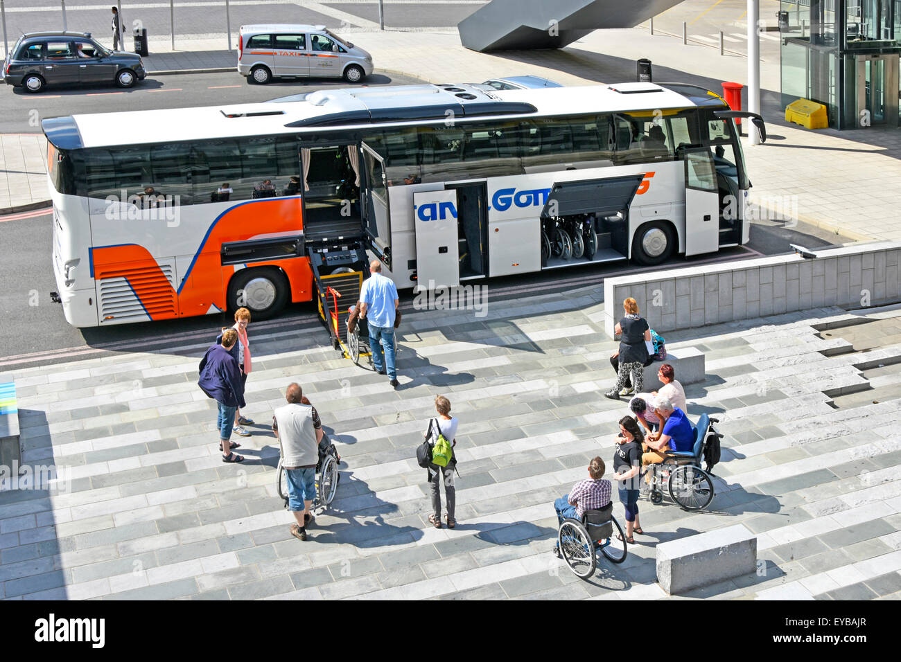 Rollstuhl Benutzer Passagiere warten Plattform Aufzug auf Coach bus angepasst für behinderte Menschen zu reisen ((siehe Alamy zusätzliche Info Panel für Hubwerk) Stockfoto