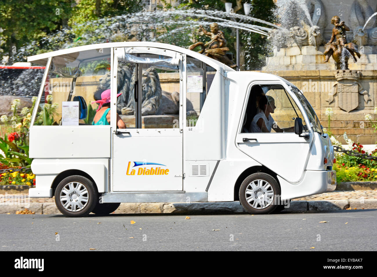 Aix-en-Provence Frankreich elektrische Auto, Taxi oder Kleinbus 'La Diabline 'Low Fare bis zu 7 Personen Ideal für schmale Straßen und Sehenswürdigkeiten viele Haltestellen Stockfoto