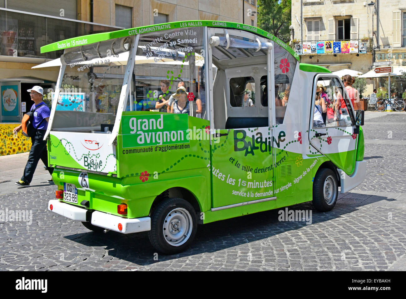 Avignon Frankreich öffentliche Verkehrsmittel Kreuz zwischen kleinen Busse und ein Taxi Baladines sind wenig 7 Sitz Elektrofahrzeuge auf einem Rundkurs im Stadtzentrum Stockfoto