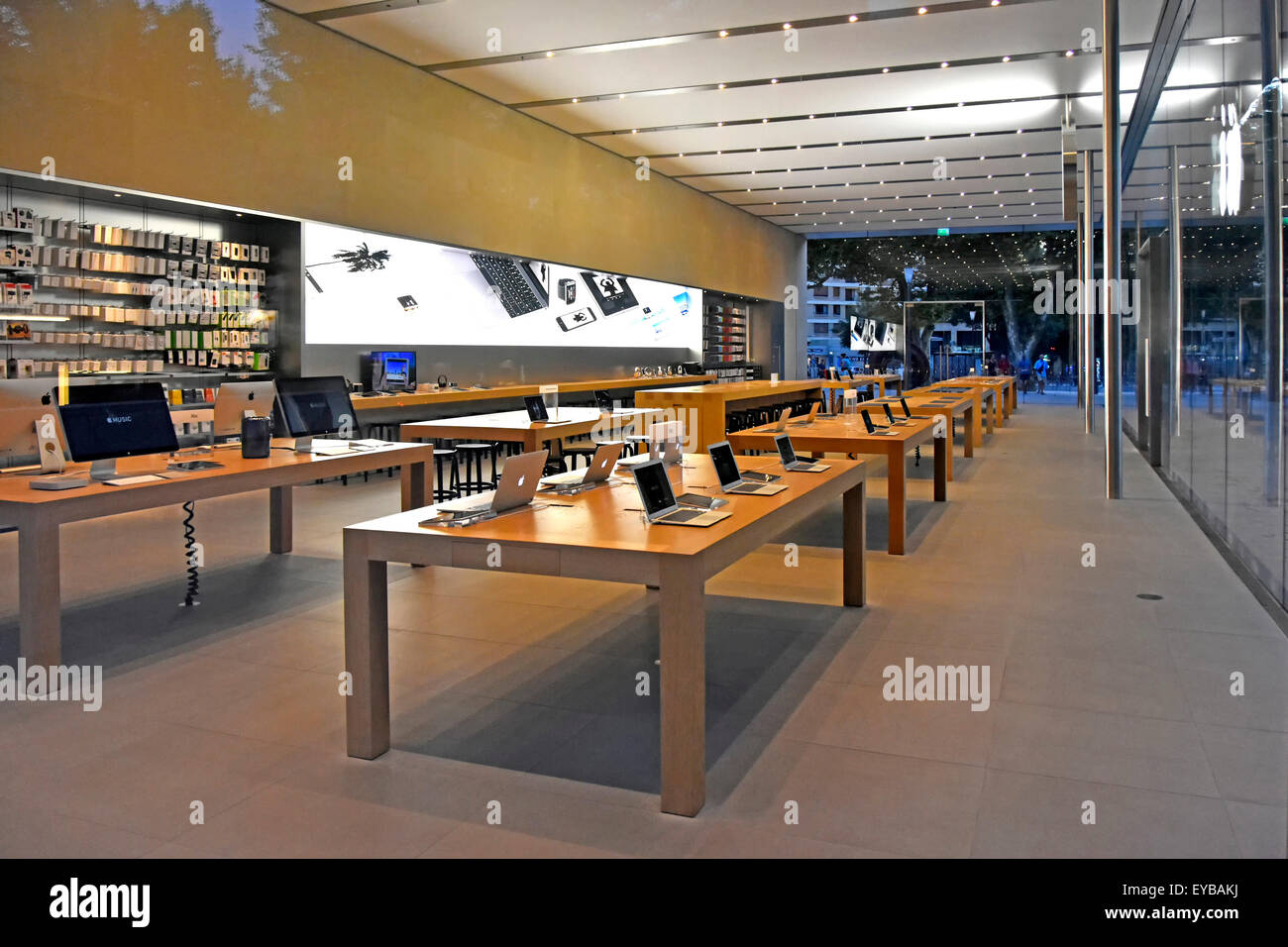 Apple Store nach Ladenschluss mit Ausrüstung in voller Sicht auf das klassische Holz Tabellen in Französischen moderne Gebäude aus Glas in Aix-en-Provence Frankreich Stockfoto