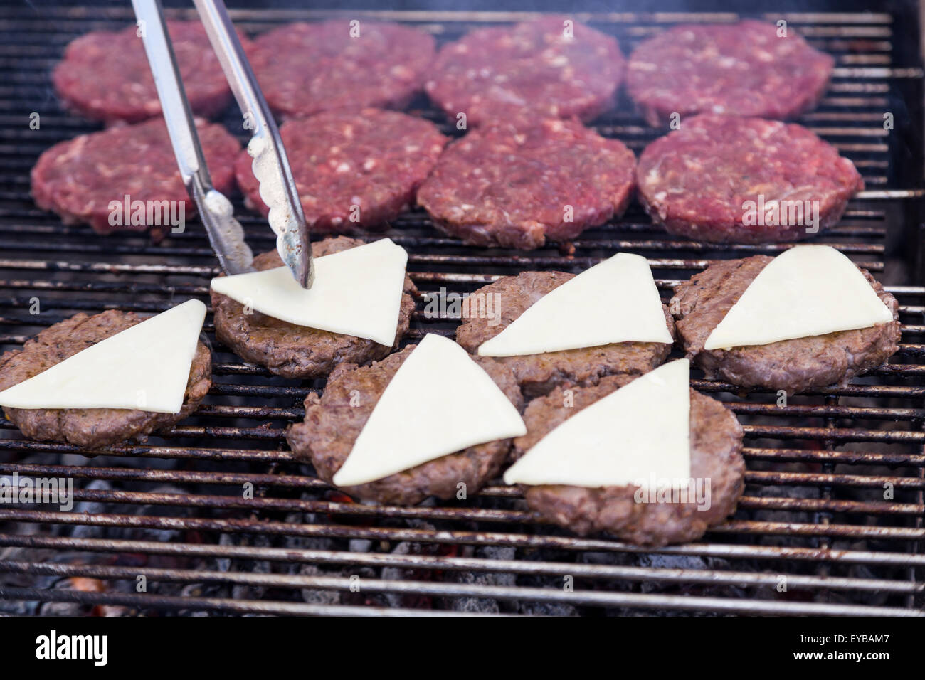 heißen Grill Burger Schnitzel Grillen am Gitter über Holzkohle Stockfoto
