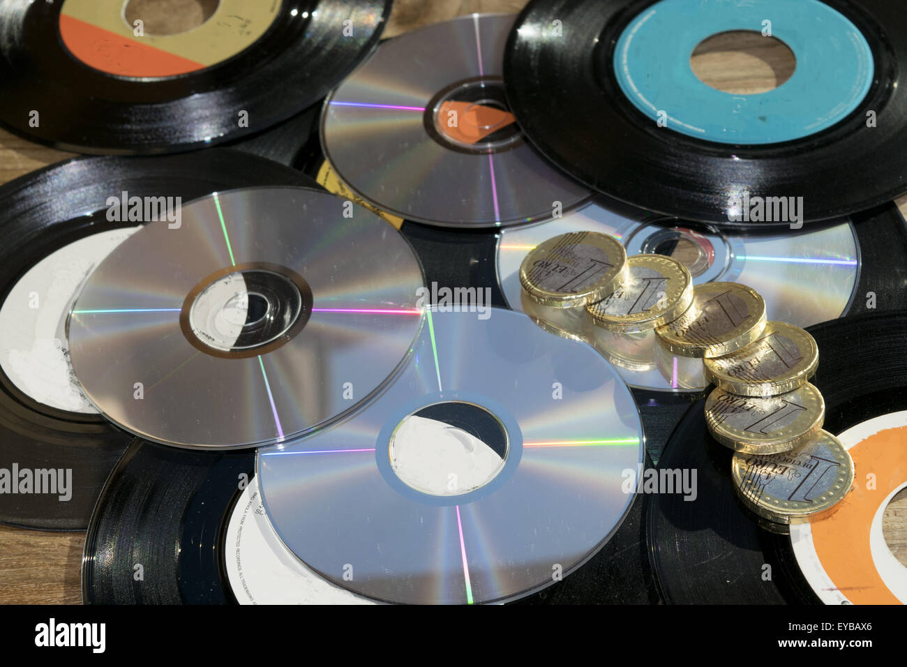 alte und neue Vinyl-Schallplatten und cd-rom Stockfoto