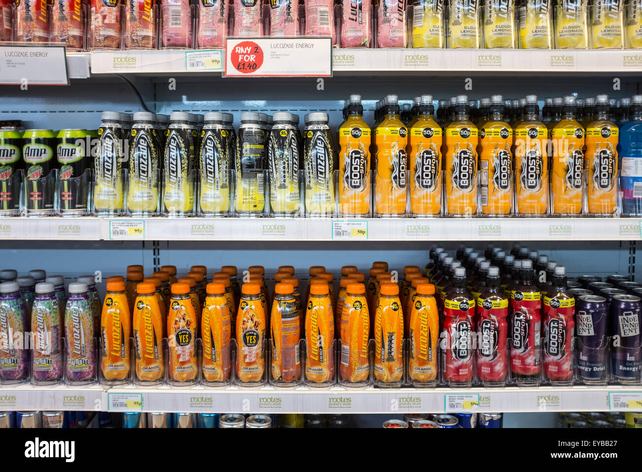 Supermarkt Kühlschränke anzeigen eine Reihe von zuckerhaltige Limonaden Stockfoto