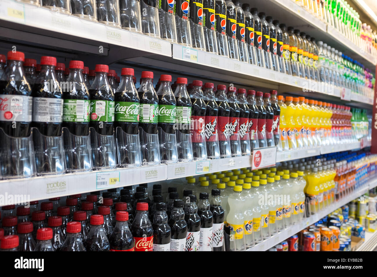 Supermarkt Kühlschränke anzeigen eine Reihe von zuckerhaltige Limonaden Stockfoto