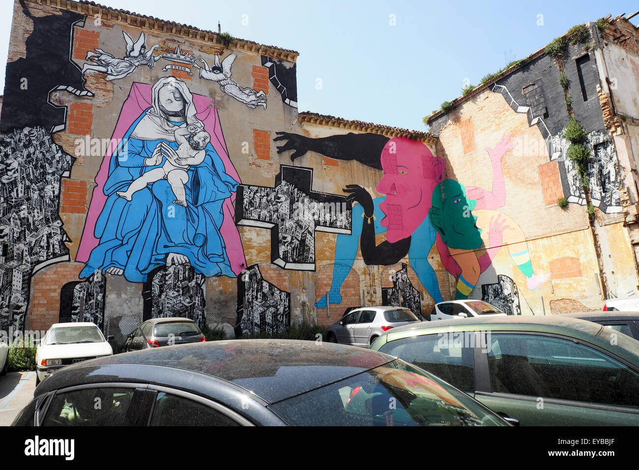 Großes Wandbild "Heilige Mutter und Kind", an der Seitenwand eines Gebäudes neben einem Auto Park, Ancona. Stockfoto