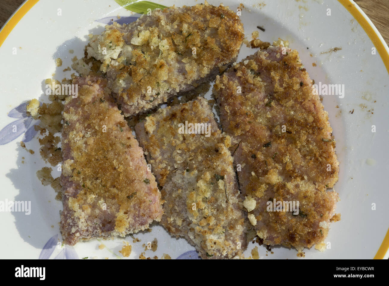 frisch gebratene Thunfisch-Steak aus dem Mittelmeer in Stück Brot Stockfoto