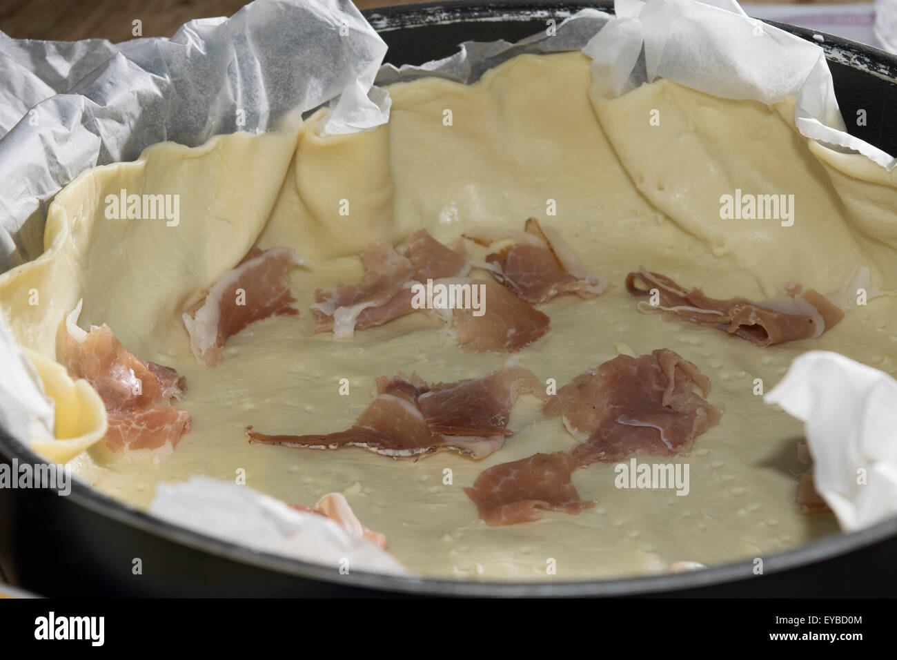 Vorbereitung einer Salz rustikale Torte mit Füllung aus Schinken und ... Vorbereitung einer Salz rustikale Torte mit Füllung aus Schinken und ...