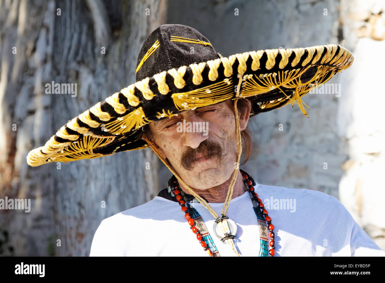 Mexikanische Mann mit Sombrero posiert im freien Stockfoto