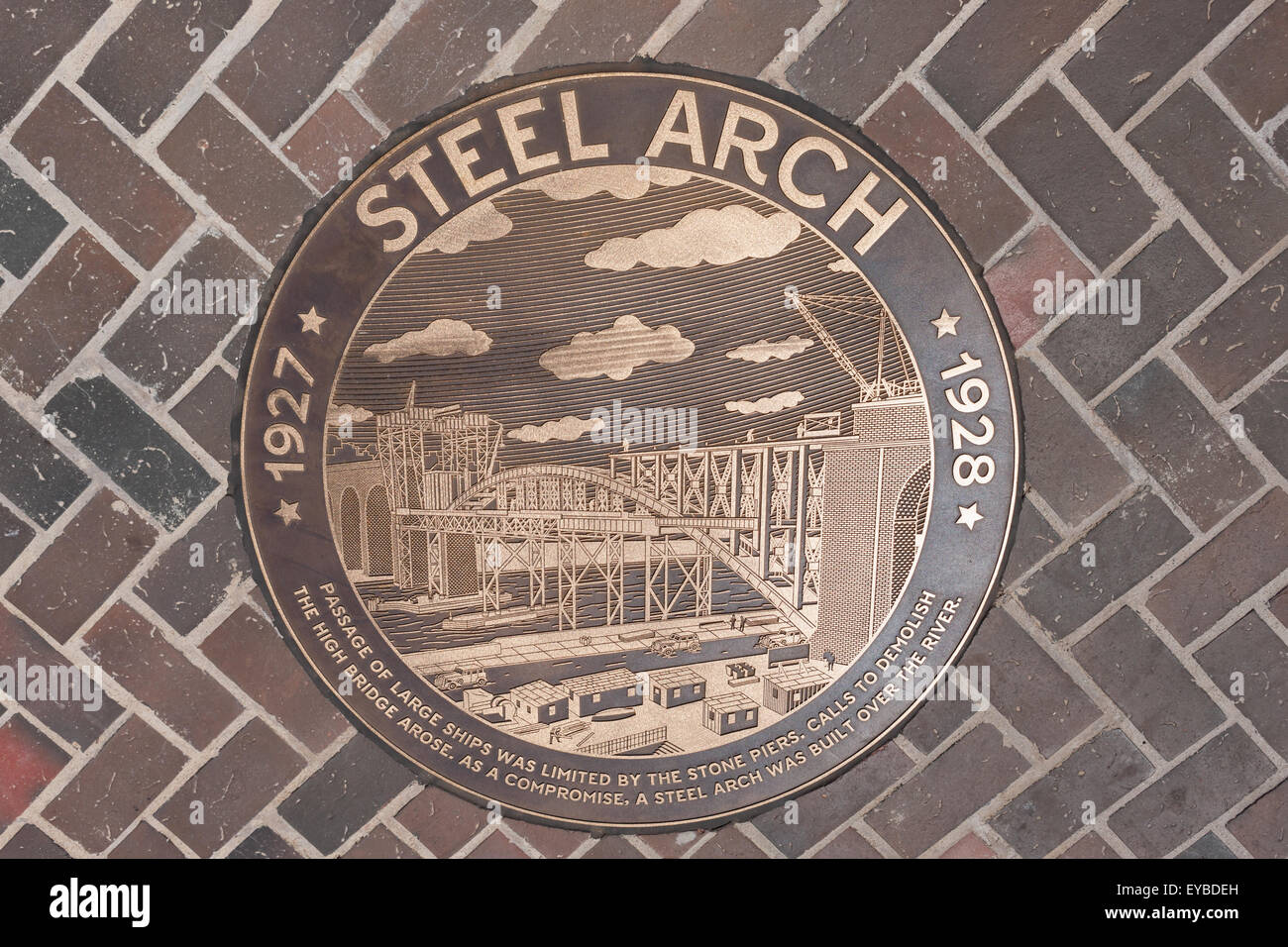 Bronze Medaille in den Gehweg der High Bridge verbindet Manhattan mit der Bronx über den Harlem River in New York City. Stockfoto