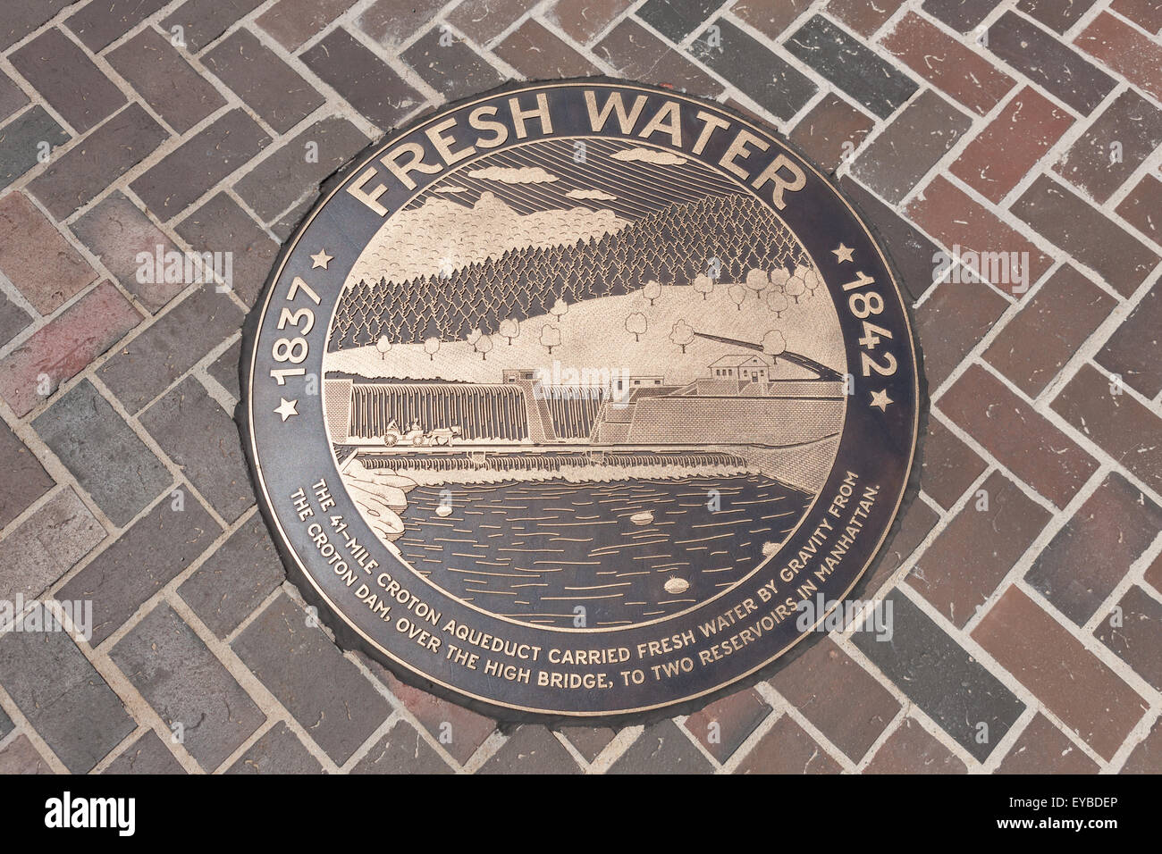 Bronze Medaille in den Gehweg der High Bridge verbindet Manhattan mit der Bronx über den Harlem River in New York City. Stockfoto