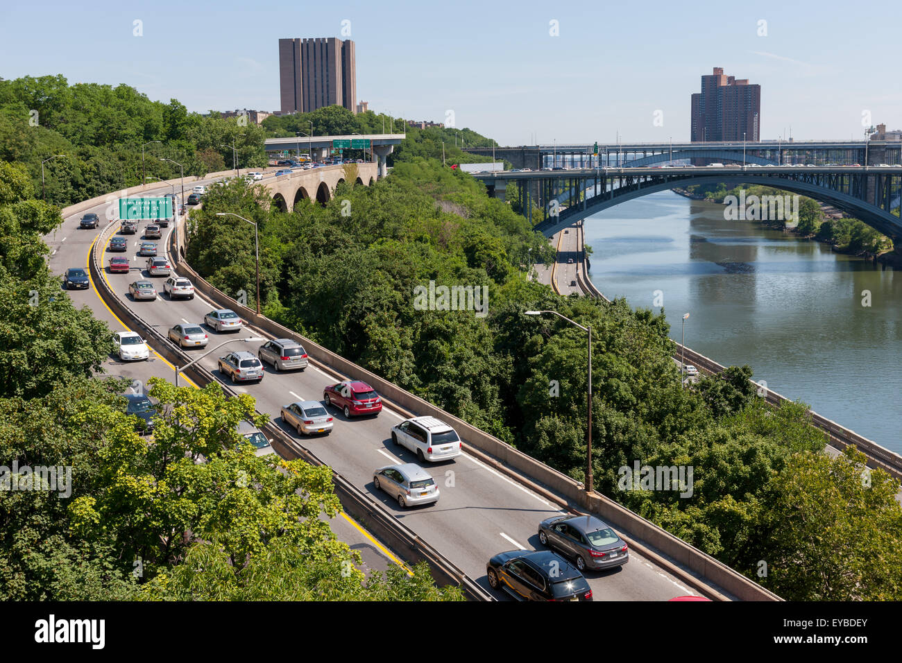 Verkehr auf dem Harlem River Drive Blick nach Norden von der hohen Brücke über den Harlem River in New York City. Stockfoto