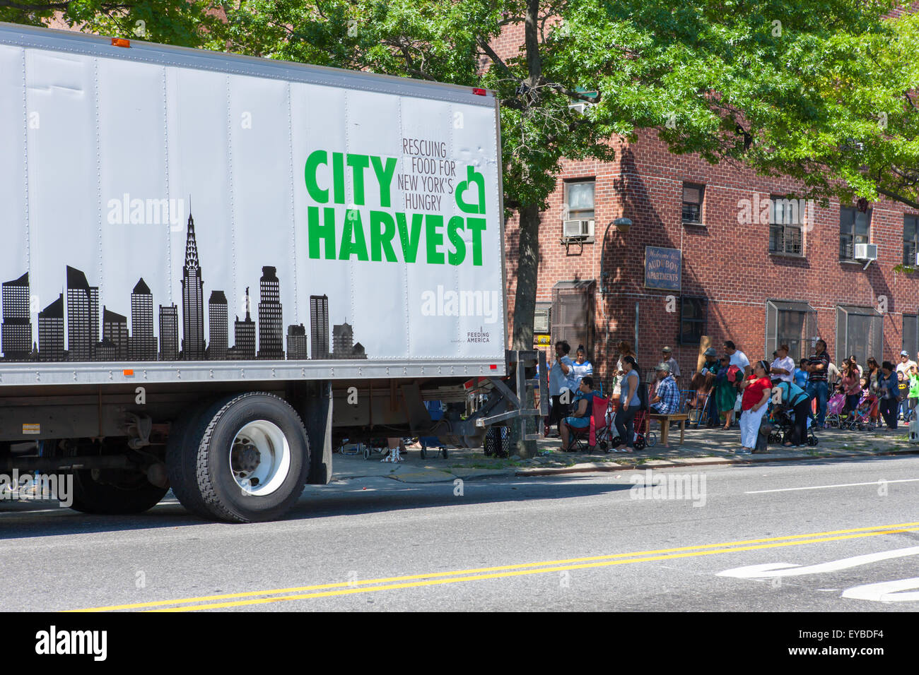 Menschen warten in der Schlange kostenlos Essen von Stadt-Ernte, für die Hungernden in Hamilton Heights in New York City verteilt. Stockfoto