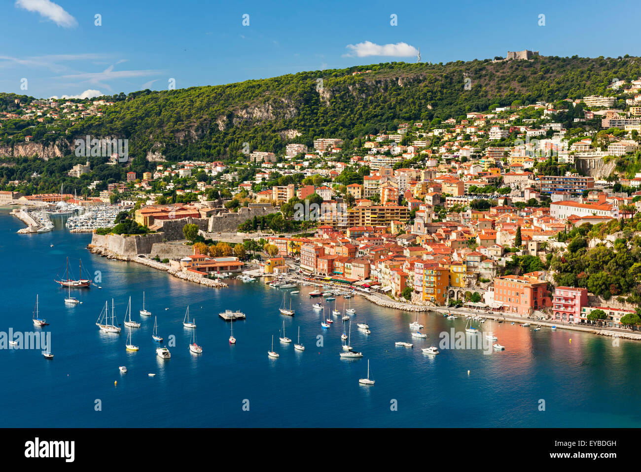 Luftaufnahme Küste der Côte d ' Azur Stadt Villefranche-Sur-Mer mit Freizeitbooten verankert im Hafen, Zitadelle und Fort Mon Stockfoto