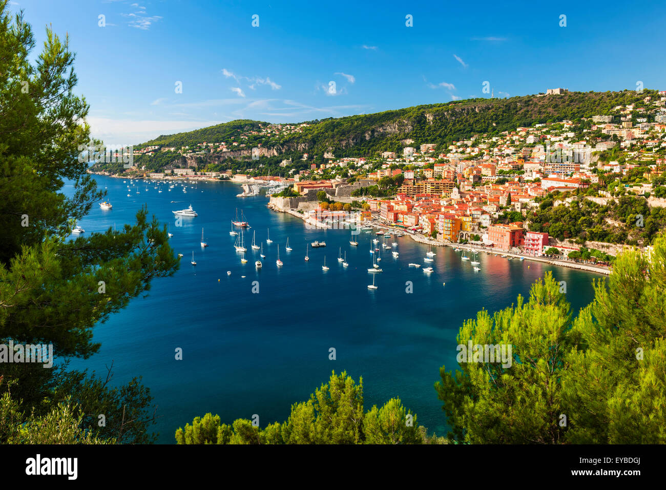 Luftaufnahme der malerischen Côte d ' Azur Mittelmeerküste mit mittelalterlichen Küstenstadt Villefranche-Sur-Mer, Cap de Nice und Leisure Stockfoto