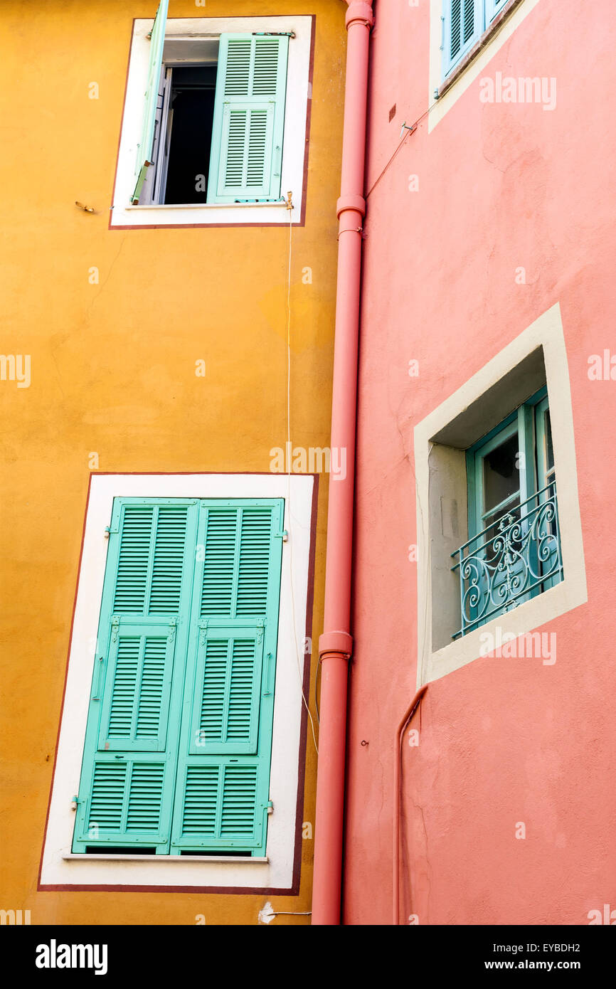 Fenster mit Fensterläden auf bunten Häuser in der mittelalterlichen Stadt Villefranche-Sur-Mer an der Côte d ' Azur, Frankreich. Stockfoto