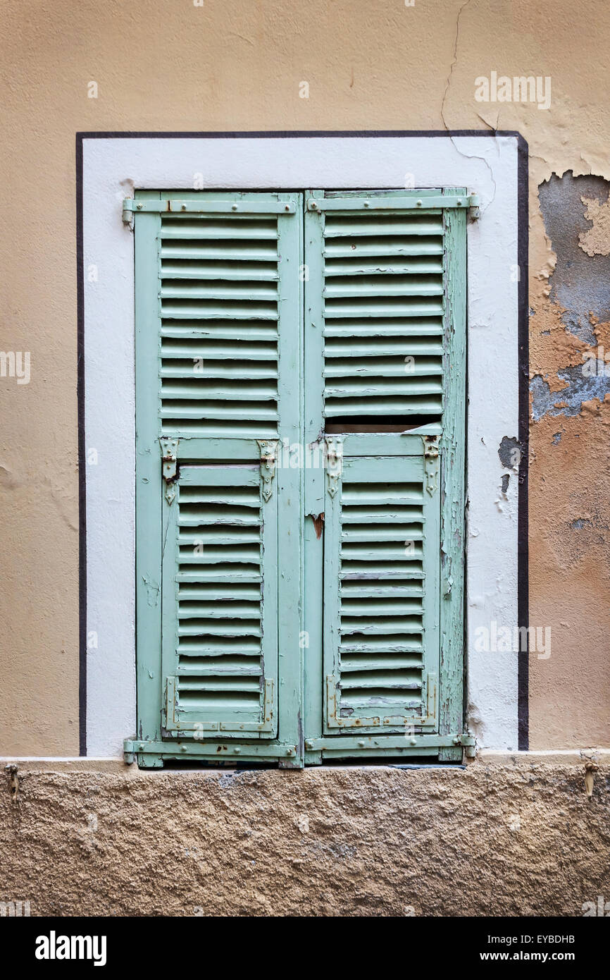 Alte französische Fenster mit blauen geschlossenen Fensterläden in Villefranche-Sur-Mer, Frankreich. Stockfoto