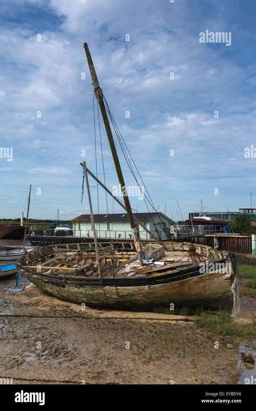 Faulenden Holz Barge am alten Leigh Stockfoto