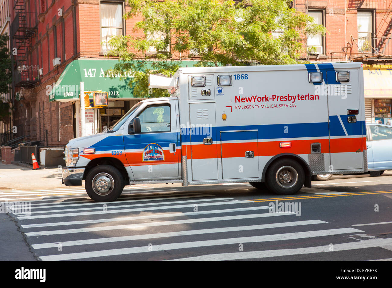 Ein New York-Presbyterian Emergency Medical Services Krankenwagen nach Süden auf Amsterdam Ave in Hamilton Heights in New York City. Stockfoto