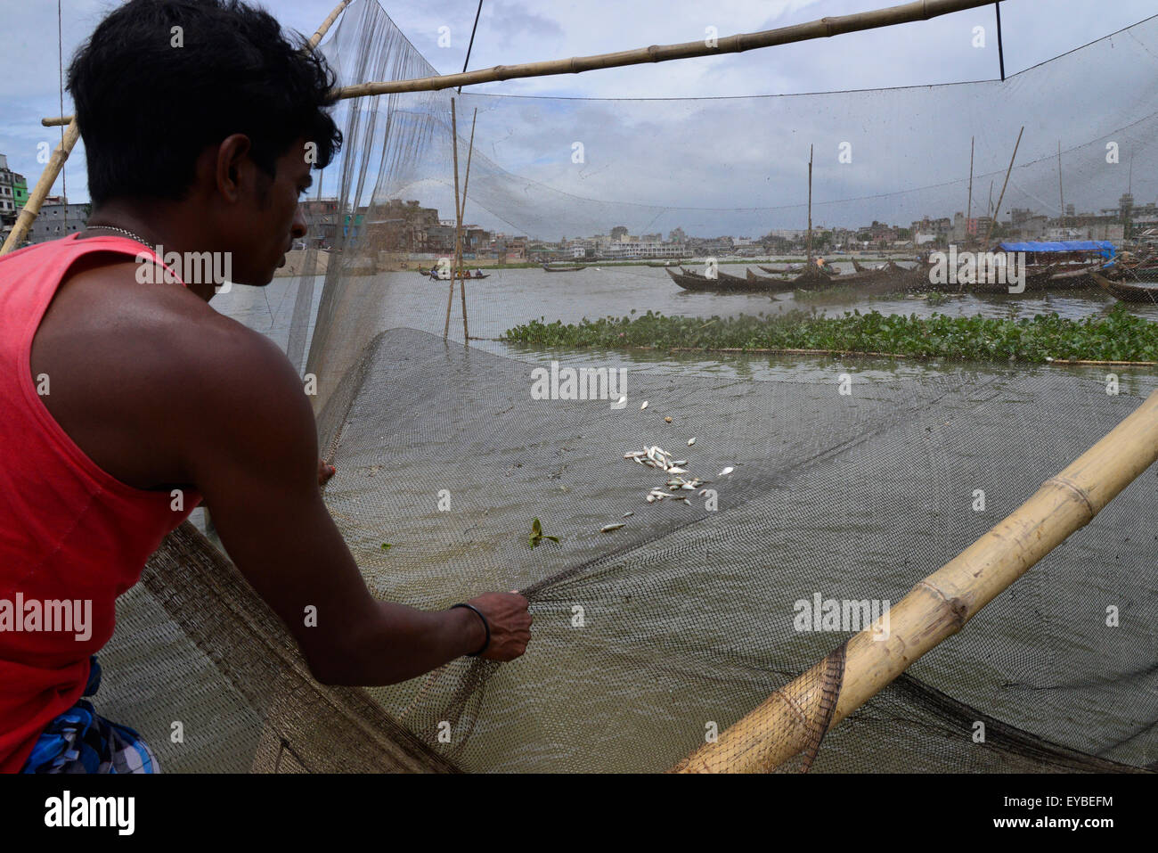 Dhaka, Bangladesch. 26. Juli 2015. Ein Bangladeshi Fischer beschäftigt, um den Fang von Fischen im Fluss Buriganga in Dhaka. Am 26. Juli 2015 Fischer in Bangladesch versuchen, eine schwindende Versorgung der Fische im Fluss Buriganga abzufangen. Verity Arten von Fischen bekommen in der Regenzeit im Fluss Buriganga. Viele Familien hängen von dem Fluss für ihren Lebensunterhalt. Bildnachweis: Mamunur Rashid/Alamy Live-Nachrichten Stockfoto