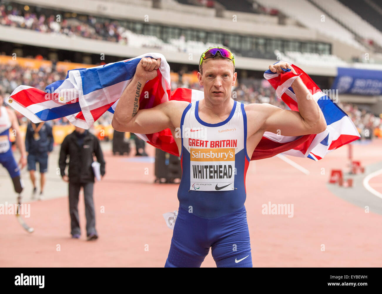 Queen Elizabeth Olympic Park, London, UK. 26. Juli 2015. Sainsburys Jubiläumsspiele. Sainsbury IPC Grand Prix Finale. Richard Whitehead feiert mit dem Union Jack nach seinem Sieg bei der Herren 200m (T42) Credit: Action Plus Sport/Alamy Live News Stockfoto